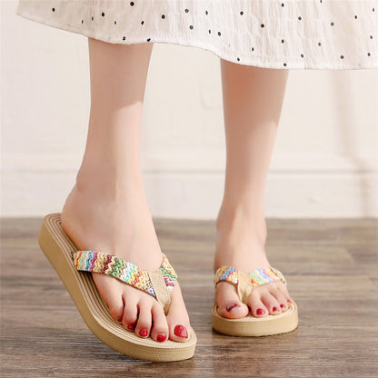 Tongs compensées tressées pour femme