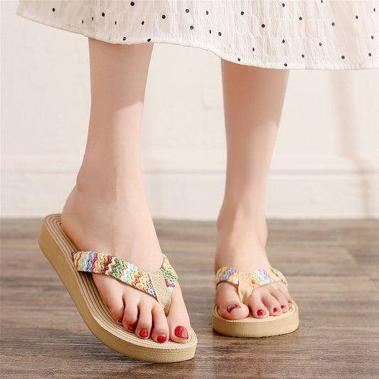 Tongs compensées tressées pour femme